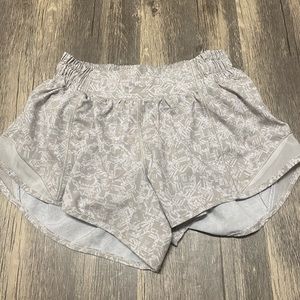 Lululemon 2.5 reg hotty hot (special addition)